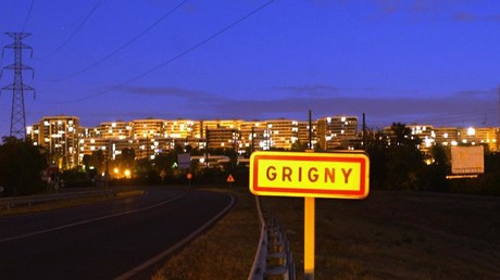 Un panneau de la ville de Grigny photographié dans la nuit, 2002 (image d'illustration).