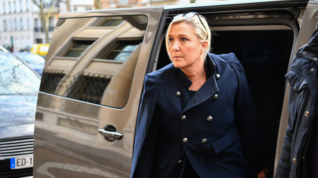 Marine Le Pen se rend à une réunion sur le coronavirus réunissant les leaders de partis, les présidents des deux chambres du Parlement et les chefs des groupes parlementaires, le 12 mars 2020 à Paris.