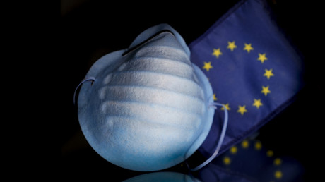 Photographie prise le 27 février 2020 à Bruxelles montrant un masque protecteur devant le drapeau européen (image d'illustration).