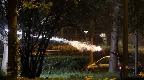 Un homme tire un feu d'artifice, dans la nuit du 20 avril, à Villeneuve-la-Garenne.