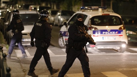 Agent de police français armé d'un lanceur de balle de défense (LBD) à Villeneuve-la-Garenne, banlieue du nord de Paris, le 20 avril 2020.