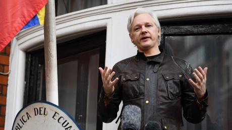 Le fondateur de Wikileaks Julian Assange, depuis l'ambassade d'Equateur à Londres, le 19 mai 2017.