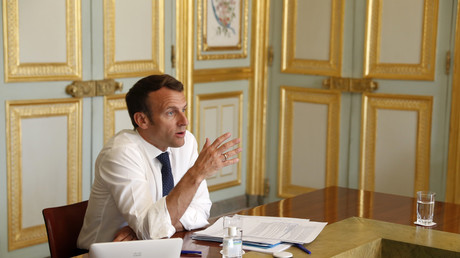Le président Emmanuel Macron lors d’une visio-conférence au palais de l’Elysée à Paris le 16 avril 2020 (illustration).