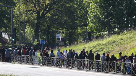 Habitants de Clichy-sous-bois (Seine-Saint-Denis) faisant la queue pour une distribution alimentaire de l'association ACLEFEU le 22 avril 2020.