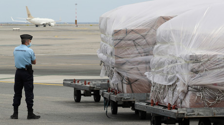 Un gendarme français surveille une cargaison de 25 tonnes de matériel en provenance de Chine, dont des milliers de masques, à l'aéroport de Nice, le 13 avril 2020 (image d'illustration).