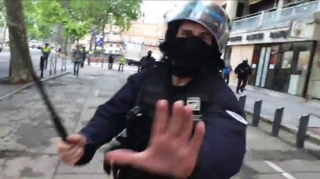 Un commissaire divisionnaire de police s'approche d'un journaliste RT France à Toulouse, le 25 mai 2019.