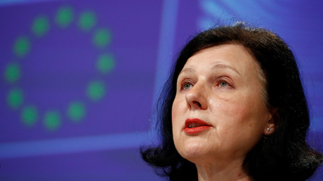 La vice-présidente de la Commission européenne, Vera Jourova, tient une conférence de presse après une réunion du collège de l'exécutif de l'Union européenne à Bruxelles, le 29 avril 2020.