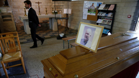 Le cercueil de Philippe Lerche, médecin mort du Covid-19, durant ses funérailles à Villers-Outreaux, dans le nord de la France, le 23 avril 2020.