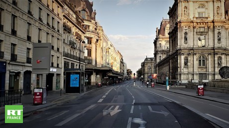 La rue de Rivoli à Paris, au niveau de l'Hôtel de ville, quasiment déserte, le week-end du 18 avril 2020 (illustration).
