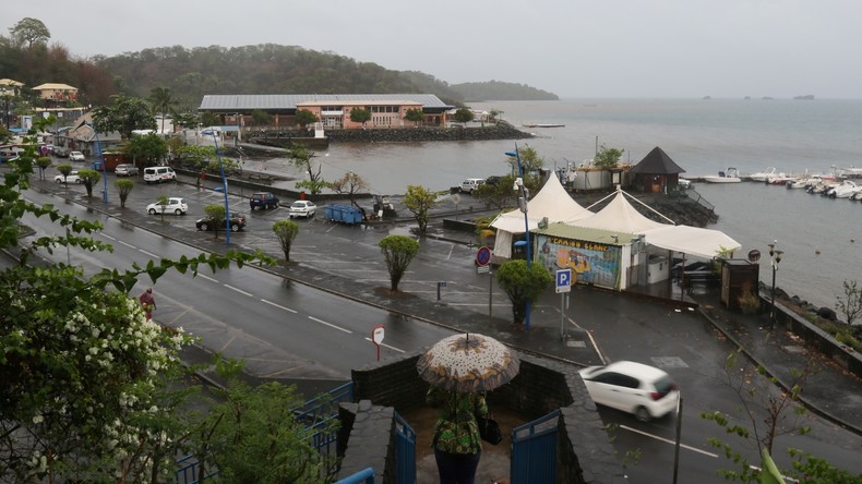 Après une nuit d'émeutes à Mayotte, Marine Le Pen réclame l'envoi de troupes