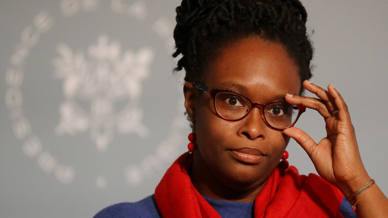 Sibeth Ndiaye apparaît cigarette à la bouche en direct à la télévision, Twitter s'en régale