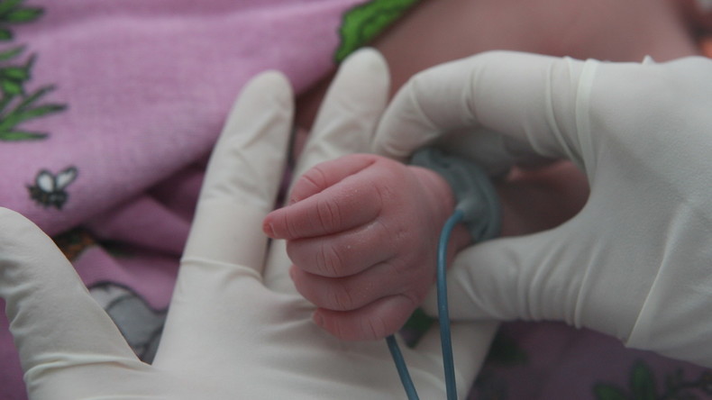 En Russie, un bébé naît contaminé par le coronavirus