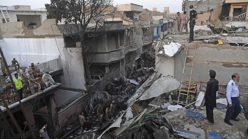 Pakistan : un Airbus A320 avec une centaine de personnes à bord s’écrase sur un quartier résidentiel