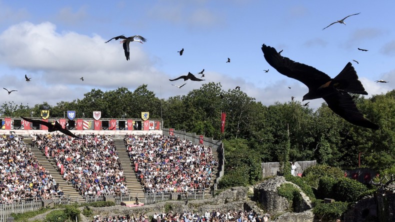Crispations à gauche après la réouverture du Puy du Fou autorisée par Emmanuel Macron