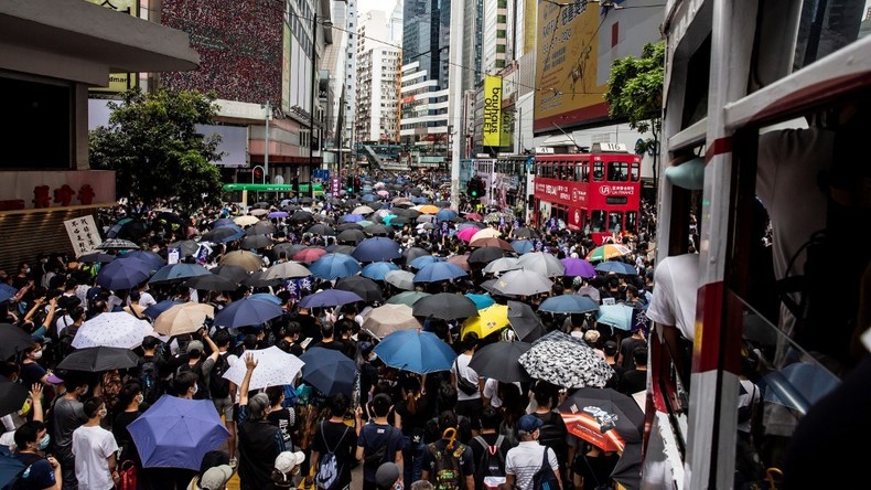 A Hong Kong, des milliers de personnes manifestent contre un projet de loi chinois