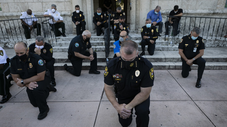 Etats-Unis : des policiers posent un genou à terre, en solidarité avec les manifestants