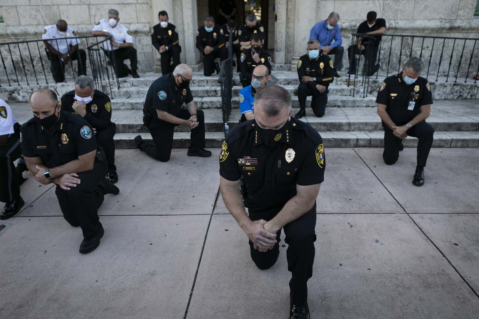 Etats-Unis : des policiers posent un genou à terre, en solidarité avec les manifestants