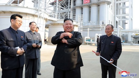 Le dirigeant nord-coréen, Kim Jong-un, visite l'usine d'engrais de Suchon, le 1er mai 2020.