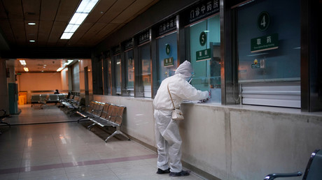 Une personne porte une combinaison dans un hôpital de Wuhan, en Chine (image d'illustration).