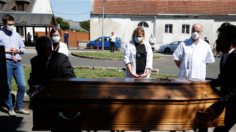 Image d'illustration. Soignants assistant le 23 avril à Villers-Outreaux, aux funérailles du médecin Philippe Lerche, mort de l'infection au coronavirus.