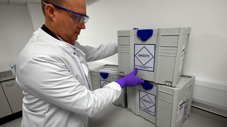 Un scientifique britannique transporte des échantillons prélevés sur des malades infectés au Covid-19, dans un laboratoire situé à Cheshire, dans le nord-ouest de l'Angleterre, le 22 avril 2020 (image d'illustration).