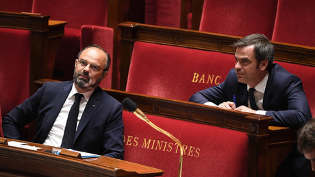 Le Premier ministre Edouard Philippe et le ministre de la Santé et de la Solidarité Olivier Veran lors d'un débat sur le plan du gouvernement pour sortir du confinement,  à l'Assemblée nationale française à Paris le 28 avril 2020. (image d'illustration)