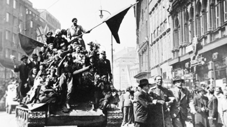 Les habitants de Prague accueillent  des soldats soviétiques après la libération de la ville de l'armée nazie