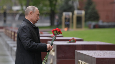 Le président russe Vladimir Poutine dépose une gerbe de fleurs devant la tombe du soldat inconnu à Moscou pour célébrer le 75e anniversaire de la victoire sur l'Allemagne nazie, le 9 mai.