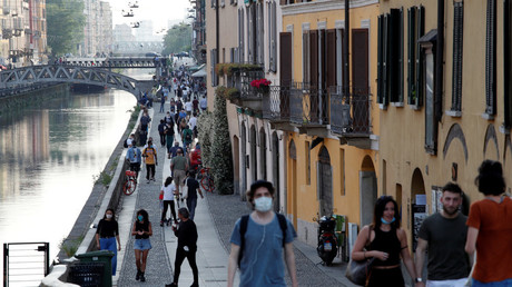 Foule dans le quartier touristique de Navigli, à Milan, le 18 mai 2020.