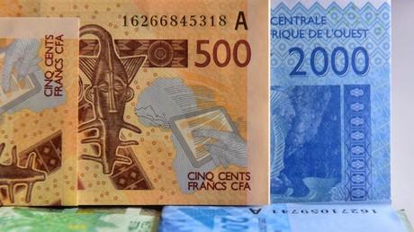 Une photo d'archive prise le 12 septembre 2017 montre des billets en francs CFA, à Abidjan (Côte d'Ivoire).