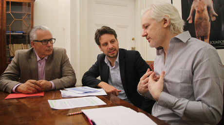 Le fondateur de WikiLeaks Julian Assange rencontrant le ministre équatorien des Affaires étrangères Guillaume Long (centre) et l'avocat espagnol et ancien juge Baltasar Garzon (gauche) à l'ambassade de l'Equateur à Londres le 19 juin 2016. (image d'illustration)
