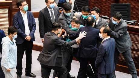 Des députés pro et anti-Pékin s’opposent dans l'enceinte du Conseil législatif, le 22 mai 2020, à Hong Kong (image d'illustration).