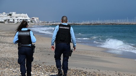 Patrouille de gendarmes sur une plage fin avril dans le cadre du confinement.