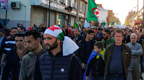 Des Algériens défilent lors d'une manifestation antigouvernementale dans la ville algérienne de Bordj Bou Arreridj, à environ 240 kilomètres à l'est d'Alger, la capitale, le 14 février 2020 (image d'illustration).