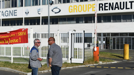 Manifestants contre le plan de licenciements de Renault, à Caudan, dans l'Ouest de la France, le 28 mai 2020.
