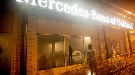 A Oakland en Californie, un concessionnaire Mercedes a été vandalisé dans la nuit du 29 au 30 mai.