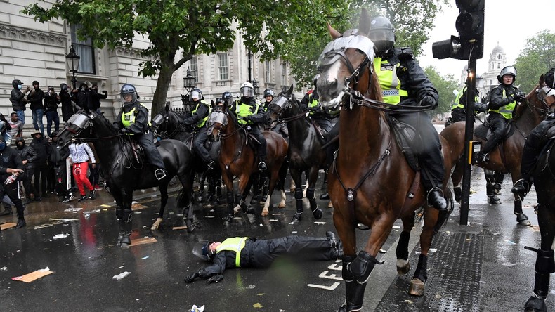 Londres : une cavalière de la police montée percute violemment un feu de circulation (VIDEO CHOC)