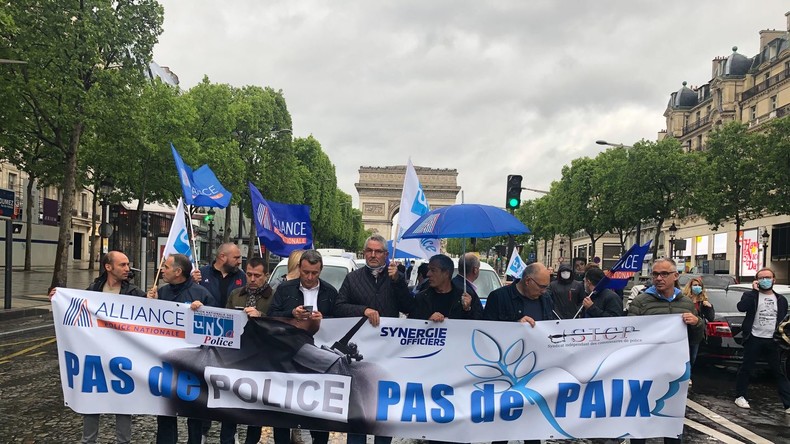Les policiers manifestent leur colère à Paris après les déclarations polémiques de Castaner