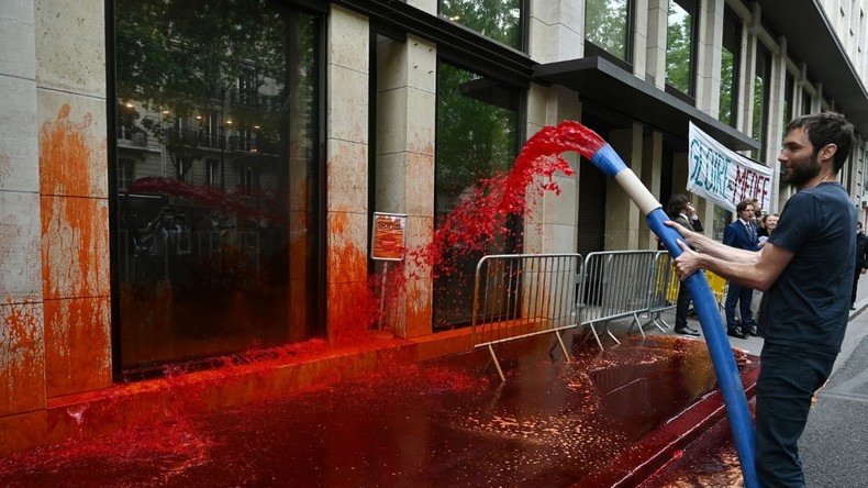 Le siège du Medef aspergé de faux sang par Extinction Rebellion