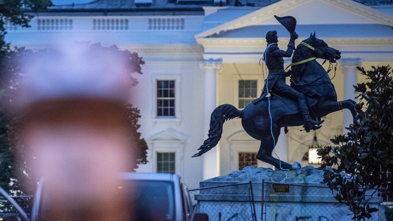 «10 ans de prison» : Donald Trump menace les manifestants qui s'en prennent aux statues