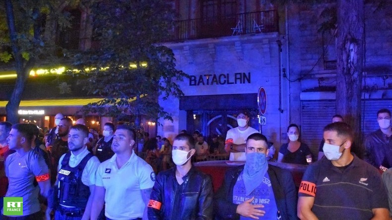 200 policiers se réunissent devant le Bataclan contre les accusations de racisme et de violence
