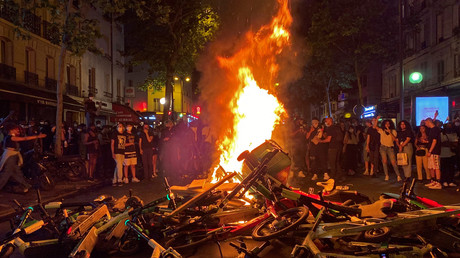 Avenue de Clichy le 2 juin 2020 à Paris, des manifestants devant un incendie de poubelles, de cycles et de trottinettes au nom d'Adama Traoré (mort en 2016 dans le Val d'Oise après son interpellation par des gendarmes) et de George Floyd (mort lors de son interpellation aux Etats-Unis le 23 mai).