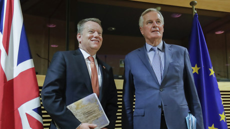 David Frost (g.) et Michel Barnier, respectivement négociateurs pour le Royaume-Uni et l'Union européenne, de l'accord sur la relation future entre les deux ensembles lors du premier 