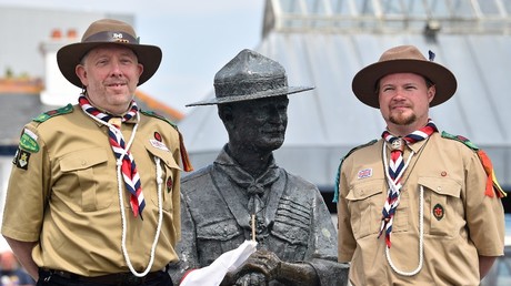 Rover Scouts Chris Arthur et Matthew Trott, posent avec une statue de Robert Baden-Powell, le fondateur du mouvement scout, sur le quai de Bournemouth, dans le sud de l'Angleterre, le 11 juin 2020.