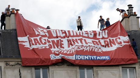 Des militants du mouvement Génération identitaire déploient une banderole sur les toits de Paris, le 13 juin 2020, pendant la manifestation contre le racisme et les violences policières.