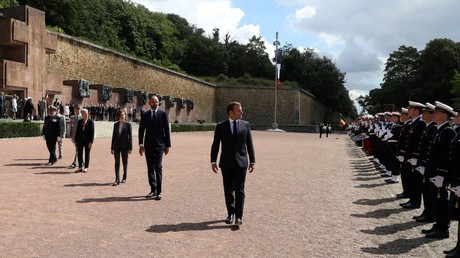 Emmanuel Macron, Edouard Philippe et Florence Parly lors de la traditionnelle cérémonie au Mont Valérien le 18 juin 2020.