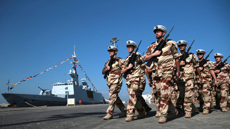 Des membres des forces armées françaises défilent à côté de la frégate Courbet lors d'une cérémonie dans la base navale française d'Abou Dhabi, en novembre 2019 (image d'illustration).