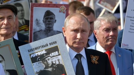 Vladimir Poutine prend part au défilé du Régiment immortel en 2019