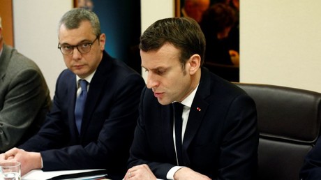 A gauche le secrétaire général de l'Elysée Alexis Kohler, à droite le président de la République Emmanuel Macron (image d'illustration).