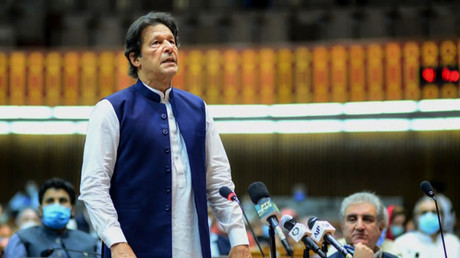 Photographie prise le 25 juin 2020, montrant le Premier ministre pakistanais Imran Khan lors de la session de l'Assemblée nationale à Islamabad.